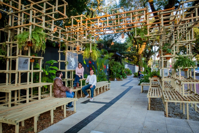 Calçada de Todas as Cores / Zoom Urbanismo Arquitetura e Design + LAO Engenharia & Design - Sustentabilidade, Jardim, Fachada, Banco