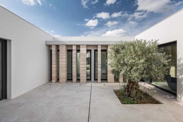 UP32 Vivienda UBIKO / Viraje arquitectura - Casas, Patio interior, Puerta, Fachada