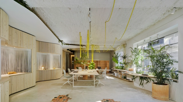 Un Jardín de Trabajo / WOHA by Antonio Maciá - Interiores De Oficina, Patio, Fachada, Mesas, Sillas