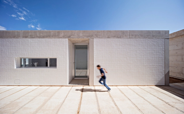Casa entre tapiales / Estudio Jesús Donaire - Casas, Fachada