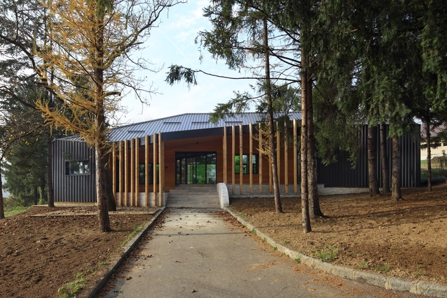 Pequeña casa de administración / Entasis - Ampliación
