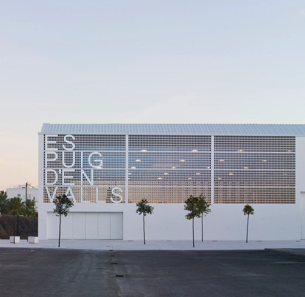 Centro deportivo en Es Puig den Valls / MCEA | Arquitectura - Sustentabilidad, Fachada