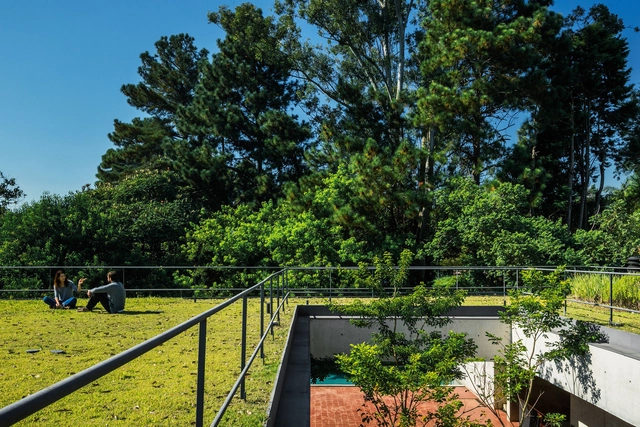 Casas brasileiras: 12 residências com teto-jardim - Imagem de Destaque