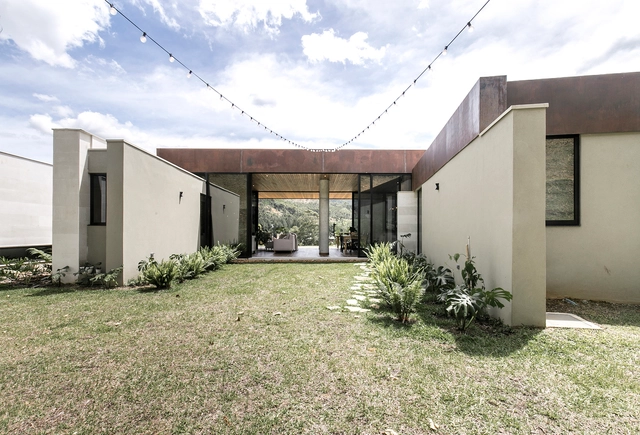 Casa Entremuros / Bassico Arquitectos - Residencial
