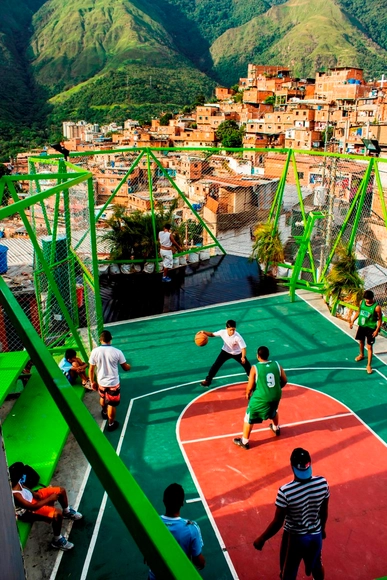 Vivienda Social en Latinoamérica: Biofilia, conectividad y espiritualidad - Imagen Principal