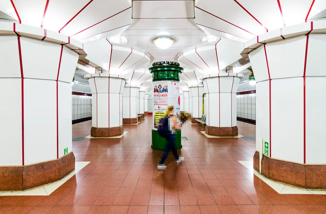 Felipe Lavín explora la soledad entre la multitud del Metro de Berlín  - Imagen Principal