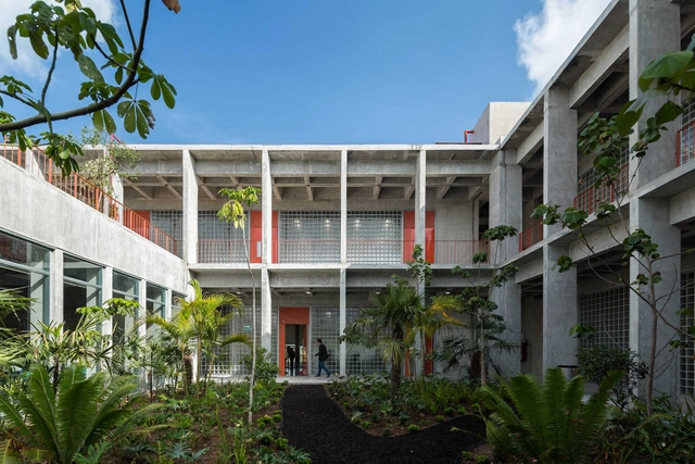 Escuela Bancaria y Comercial Aguascalientes / Ignacio Urquiza, Bernardo Quinzaños, Centro de Colaboración Arquitectónica + Rodrigo Valenzuela Jerez + Co Lateral - Universidad, Jardín, Fachada