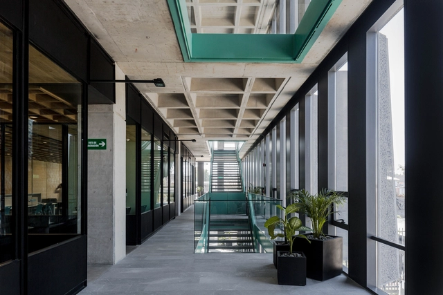 Escola Bancária e Comercial Guadalajara / Ignacio Urquiza, Bernardo Quinzaños, Centro de Colaboración Arquitectónica + Rodrigo Valenzuela Jerez + Camilo Moreno - Universidade