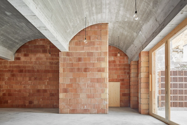 市政档案厅，五种材质混搭表达地域性 / Aulets Arquitectes - 市政建筑
