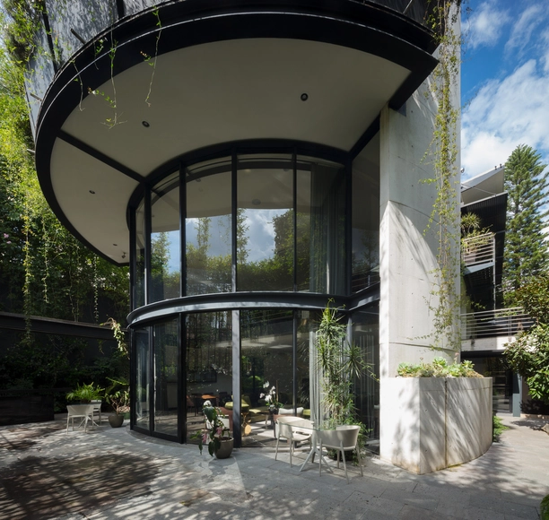 Casa Alpes / Grupo Arquitectura - Casas, Jardín, Puerta, Fachada, Arco, Bancas