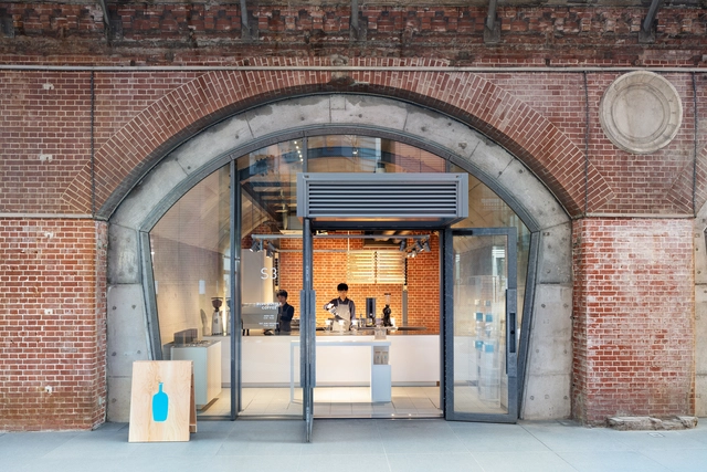 Blue Bottle Coffee Kanda Manseibashi Cafe / Schemata Architects - Interior Photography, Renovation, Facade, Door, Arch