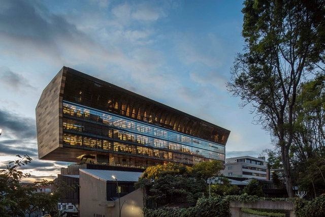Edificio Universidad Ciudad - Jorge Hoyos Vásquez, S.J. / +UdeB Arquitectos - Universidad, Fachada