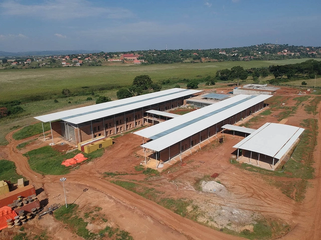 Renzo Piano projeta hospital em Uganda com paredes de taipa de pilão - Imagem de Destaque