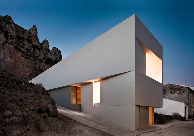 Types of White: the Work of Fran Silvestre - Featured Image