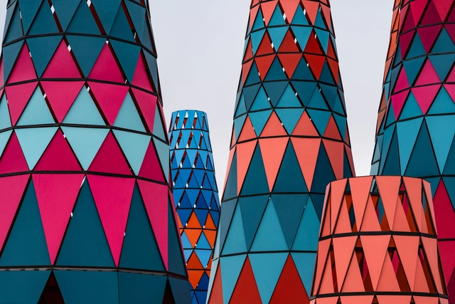 As instalações de Francis Kéré e Office Kovacs para o festival Coachella 2019 - Imagem de Destaque