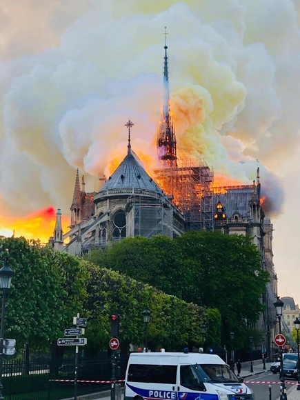 Incêndio na Catedral de Notre Dame em Paris: Estrutura principal foi salva - Imagem de Destaque