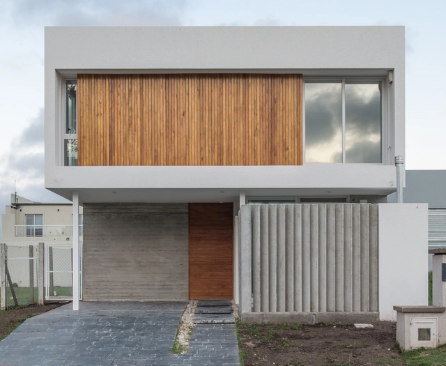 Casa JL / Martín Montone Arquitectura - Casas, Fachada, Puerta