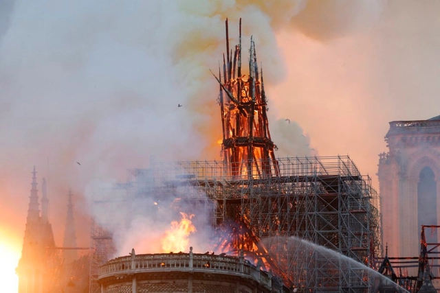 Francia anuncia concurso para rediseñar la torre de Notre Dame - Imagen Principal