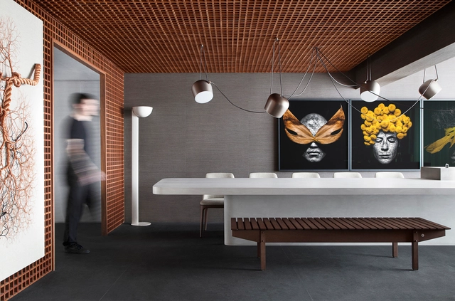 Grid House / Studio Guilherme Torres - Apartamentos, Fachada, Viga, Mesa, Iluminação, Banco, Cadeira