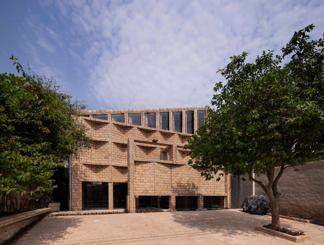 砖块的交叠、堆砌、悬挑，Nordeste 办公室 / Mínimo Común Arquitectura - 加建项目