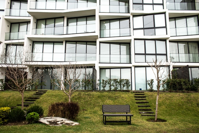 Edificio ethérea / rdlp arquitectos - Residencial, Jardín, Fachada, Puerta, Bancas