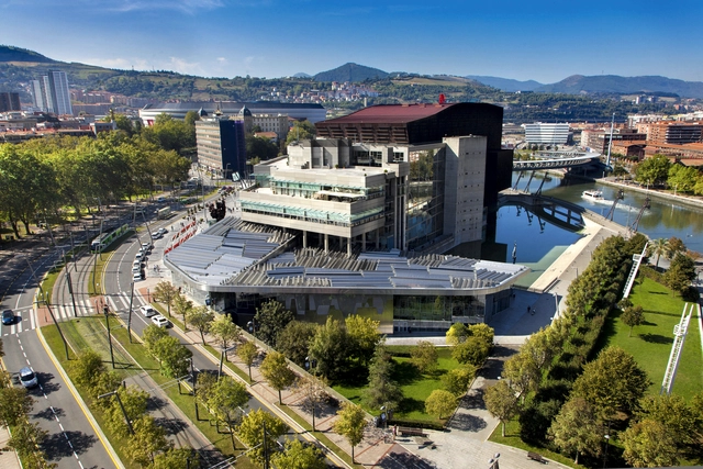 Clásicos de Arquitectura: Palacio de Congresos y de la Música (Palacio Euskalduna) / Federico Soriano & Dolores Palacios - Fachada, Arco, Urbano