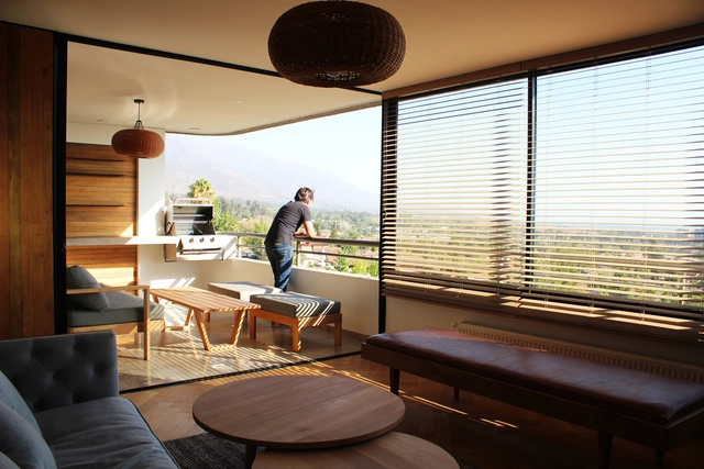 Reforma departamento Vital Apoquindo / Alvaro Gajardo + Manuel Pizarro Arquitectos Asociados - Apartamentos, Terraza, Fachada, Mesas, Sillas