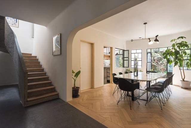 Casa Milton / Estudio Atemporal - Renovación, Escaleras, Barandas, Sillas, Mesas