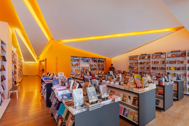 Outlet de Livro / Mutabile Arquitetura - Loja, Cadeira