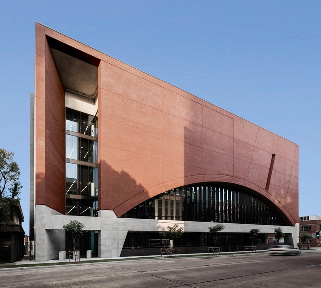 悉尼铁路运营中心，顺应城市肌理的红砖建筑 / Smart Design Studio - 公共机构设施