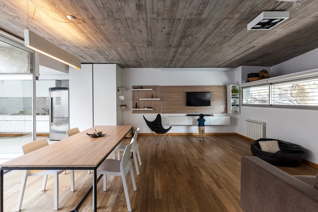 Residência entre edifícios / Guidi + Hernández Arquitectos - Casas