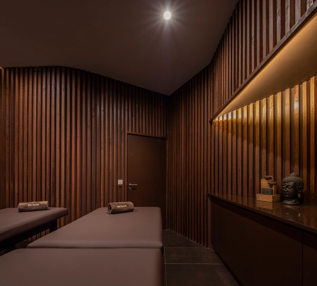 Clínica de Fisioterapia / Hinterland Architecture Studio - Clínica, Dormitório, Mesa, Cama, Cadeira