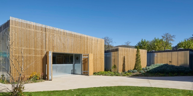 Centro de eventos la arboleda del Sur / Picado - De Blas Arquitectos - Hotelería Y Entretenimiento, Jardín, Fachada