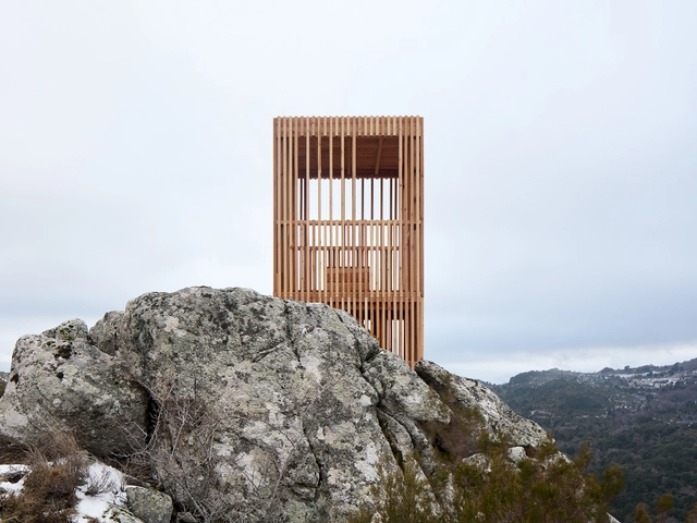 科西嘉岛观鹿亭，木质瞭望台观测濒危动物 / Orma Architettura - 景观装置