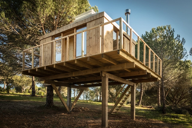 Casa da Árvore / Madeiguincho - Cabanas E Pousadas, Viga, Fachada, Escada, Corrimão, Floresta