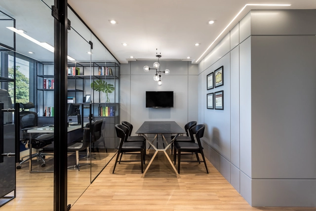 Escritório Tracy Reinaldet Advocacia / Estúdio In Loco - Escritórios, Fachada, Porta, Mesa, Cadeira