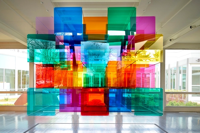 Instalação artística transforma a Casa McCormick de Mies van der Rohe em um espaço imersivo de luz e cores - Imagem de Destaque