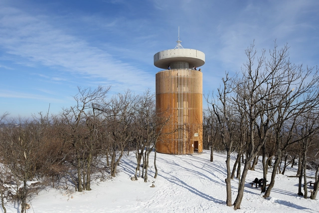 Torre de vigilancia Boldog-Özséb / Koller Studio - Renovación