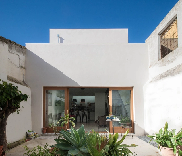 Casa para un escritor / Iniesta Nowell Arquitectos - Casas, Jardín, Fachada, Puerta, Iluminación, Sillas