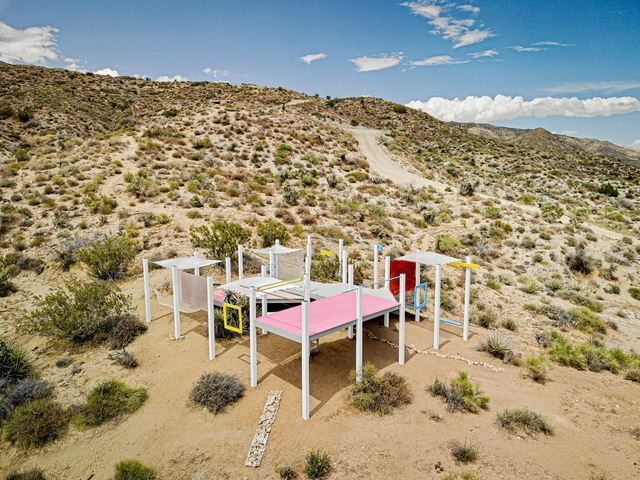 FIELDWORKS replantea el diseño y la educación práctica a través de construcciones en el desierto de California - Imagen Principal