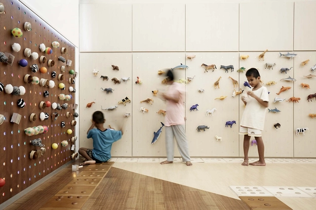 Sala de aprendizaje para ciegos / Creative Crews - Kindergarten