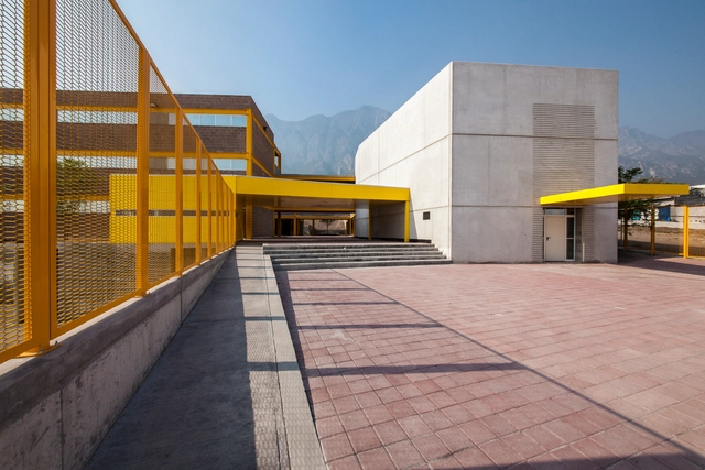 Prototipo de preparatoria politécnica UDEM para zonas marginadas  / Bernardo Hinojosa - Escuela Secundaria, Fachada, Escaleras, Barandas, Cierros