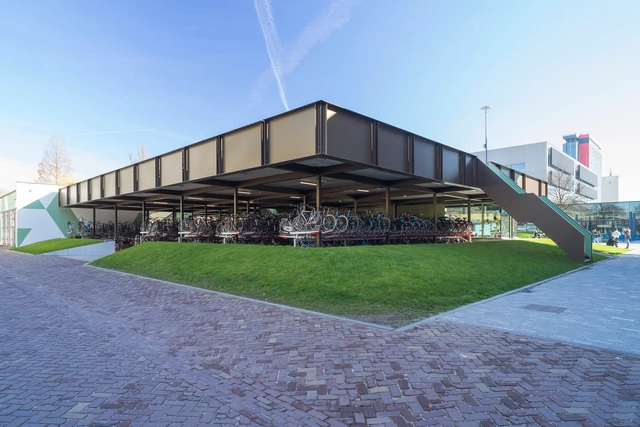 Café y bicicletas / BureauVanEig + Biq architecten - Estacionamiento