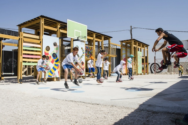 Más allá de la vivienda para refugiados: 5 ejemplos de infraestructura social - Imagen Principal