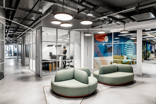 Akamai / Roy David Studio - Fotografía interior, Interiores De Oficina, Mesas, Sillas
