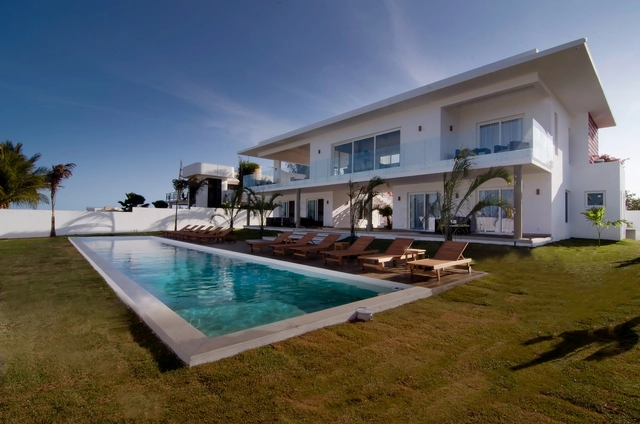 Casa POG / Teófilo Otoni Arquitetura - Casas, Fachada, Cadeira