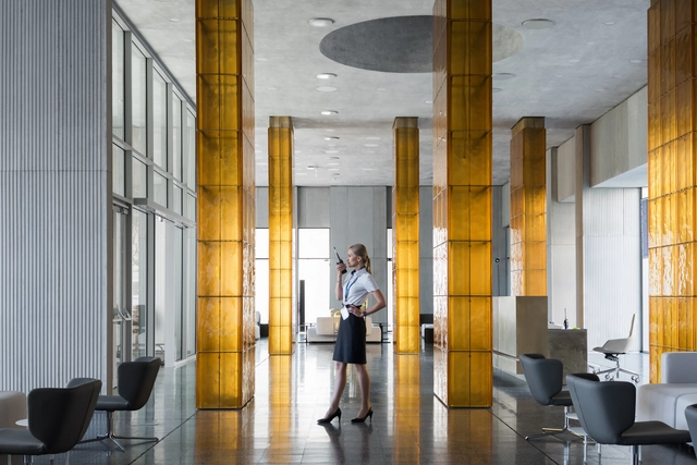 Platov 商务航站楼，黄金立柱回溯场地本源 / Nefa Architects - 休息区