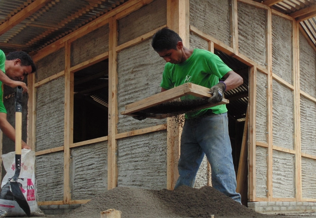 Estrategias de financiamiento concentradas en la pequeña escala para la vivienda social en Latinoamérica - Imagen Principal