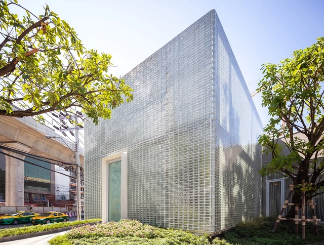 玻璃城堡，在曼谷中心打造一个花园售楼处 / Archismith Architects - 商店