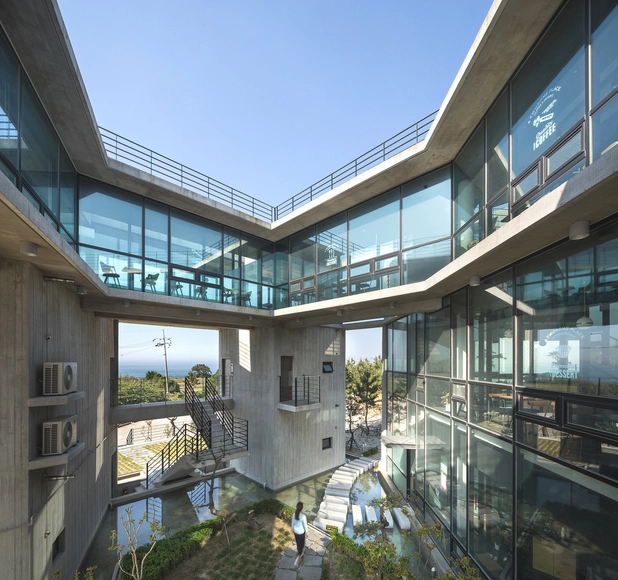 Edificio comercial pentágono / On Architects Inc.  - Arquitectura Comercial